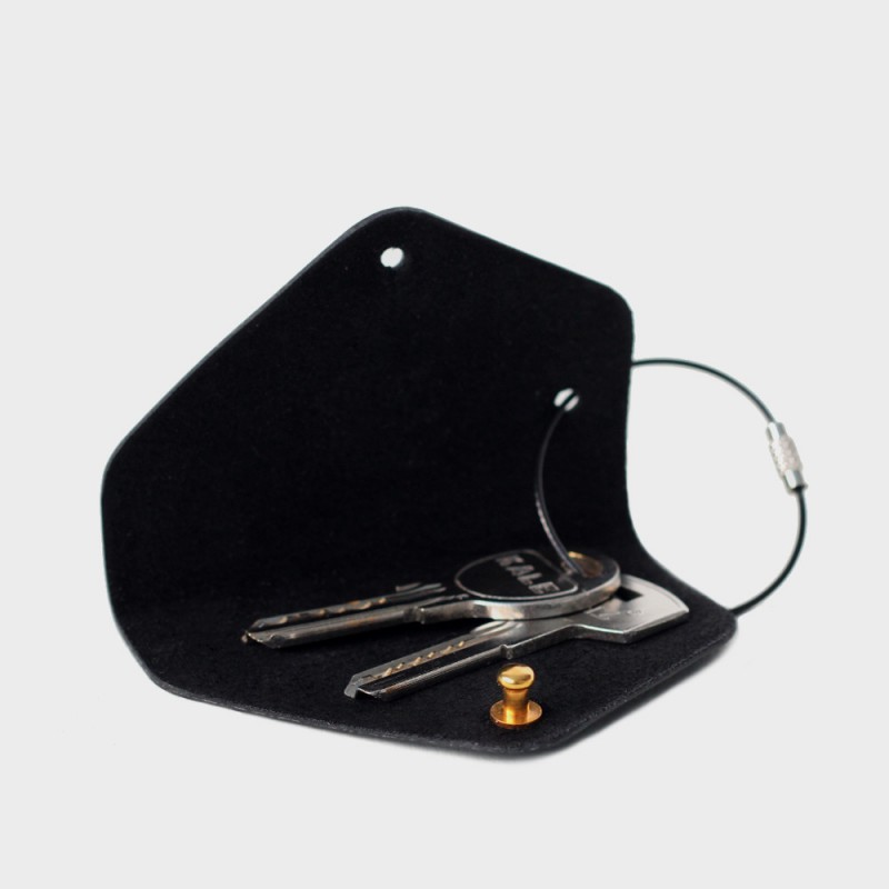 Кожаная ключница Embr с карабином (черная)